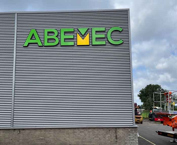 gevel reclame abemec met acrylaat letters en achtergrond paneel