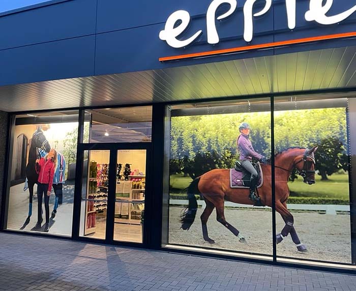 Dubbelzijdige led frames voor Epplejack, geplaatst achter de ramen.