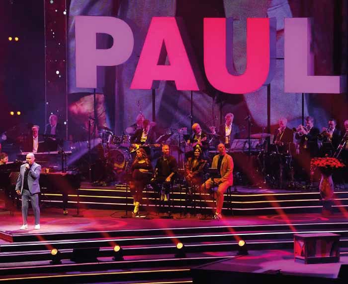 Concert Paul de Leeuw met de letters live in beeld